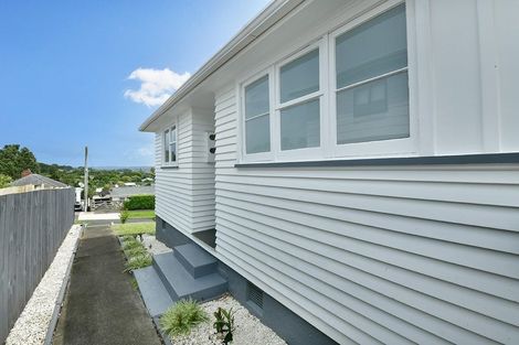 Photo of property in 32 Karaka Street, Helensville, 0800