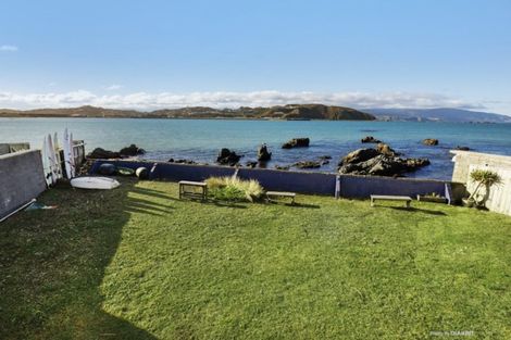 Photo of property in 277 Queens Drive, Lyall Bay, Wellington, 6022