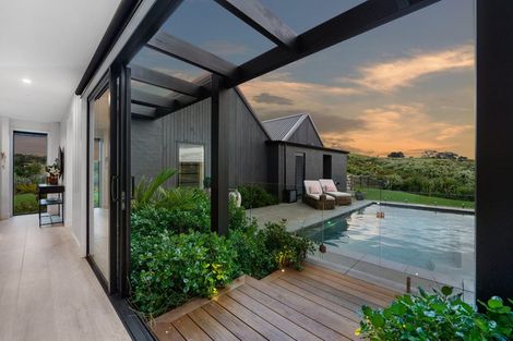 Photo of property in 9 Ridgelea Road, Long Bay, 0792