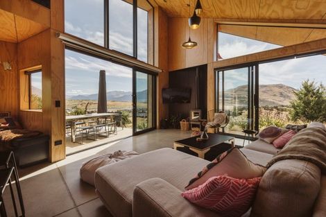Photo of property in 14 Caithness Court, Jacks Point, Queenstown, 9371