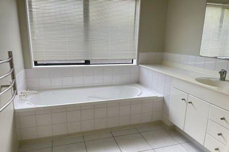 Photo of property in 20 Jade Court, Rosedale, Auckland, 0632