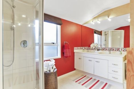 Photo of property in 12 Ross Avenue, Glenfield, Auckland, 0629