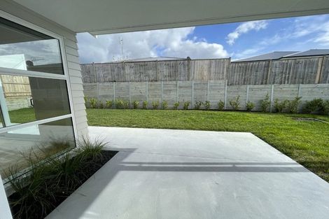 Photo of property in 24 Onekura Street, Red Beach, 0932