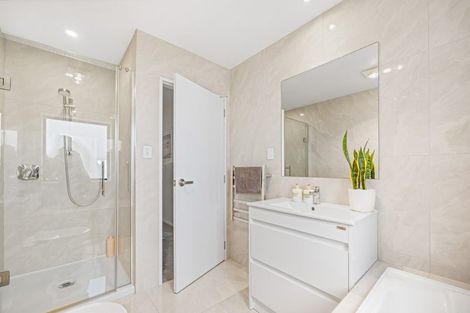 Photo of property in 14b Kelwyn Road, Kelston, Auckland, 0602