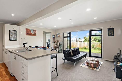 Photo of property in 15 Ozich Avenue, Te Atatu South, Auckland, 0610