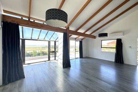 Photo of property in 195 West Harbour Drive, West Harbour, Auckland, 0618