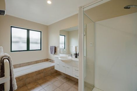 Photo of property in 28 Arataki Road, Havelock North, 4130