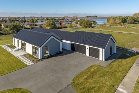 Photo of property in 14 Village Green Drive, Huntingdon, 7774