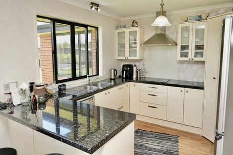 Photo of property in 60 Geneva Terrace, Kelvin Grove, Palmerston North, 4414