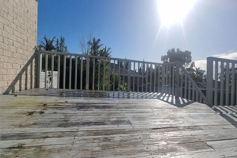 Photo of property in 2 Kerlin Crescent, West Harbour, Auckland, 0618
