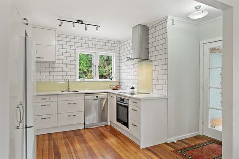 Photo of property in 5 Grovelands Way, Titirangi, Auckland, 0604