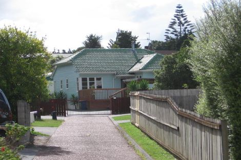 Photo of property in 1/81 Harmel Road, Glendene, Auckland, 0602