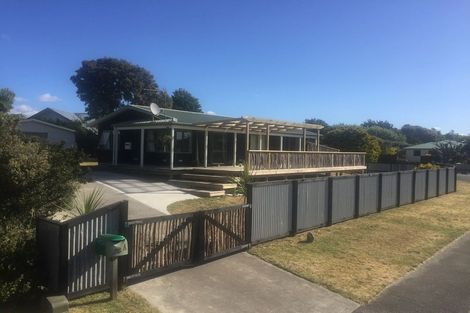 Photo of property in 38 Freyberg Crescent, Waikanae Beach, Waikanae, 5036