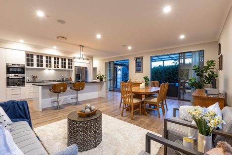 Photo of property in 39 Syd Grant Crescent, Orewa, 0931