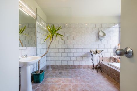 Photo of property in 70 Scenic Drive, Titirangi, Auckland, 0604