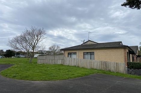 Photo of property in 9-13/11 Fields Parade, Oteha, Auckland, 0632