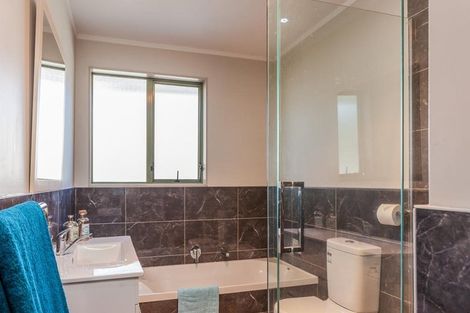 Photo of property in 43 Hewlett Road, Massey, Auckland, 0614