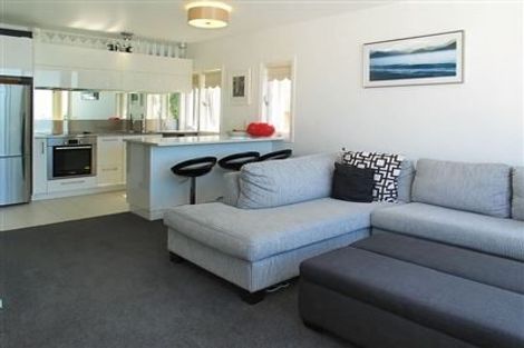 Photo of property in 2f3 Oriental Terrace, Mount Victoria, Wellington, 6011