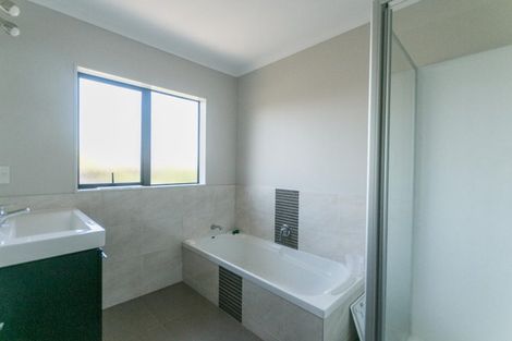 Photo of property in 94 San Marino Drive West, Henderson, Auckland, 0612