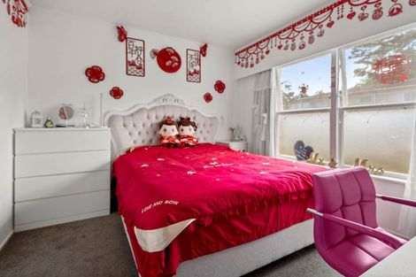 Photo of property in 1/40 Cheval Drive, Totara Vale, Auckland, 0629