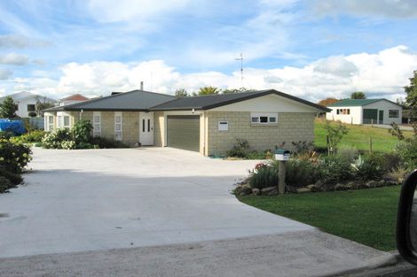 Photo of property in 12 Oxford Street, Tirau, 3410