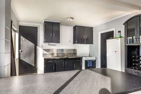 Photo of property in 84 Pioneer Road, Moturoa, New Plymouth, 4310