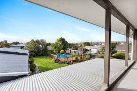 Photo of property in 19 Hillcrest Drive, Kelvin Grove, Palmerston North, 4414
