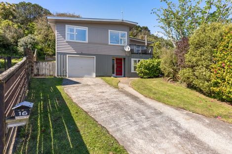 Photo of property in 16 Spicer Place, Tawa, Wellington, 5028