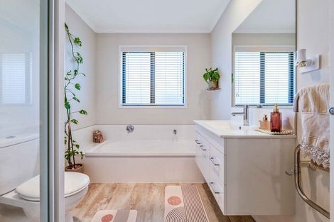 Photo of property in 4 Plate Lane, Papamoa, 3118