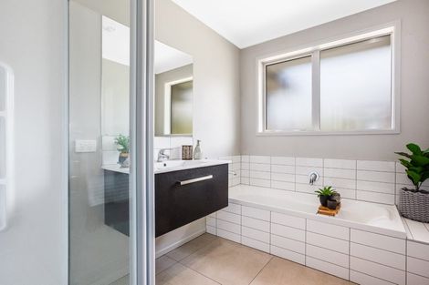 Photo of property in 34 Mooring Close, Whitby, Porirua, 5024