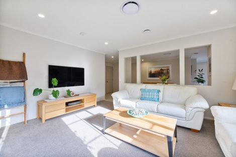 Photo of property in 15 Graven Court, Henderson, Auckland, 0612