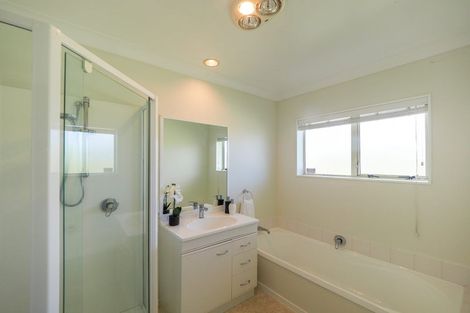 Photo of property in 17 Crown Hill, Paraparaumu, 5032