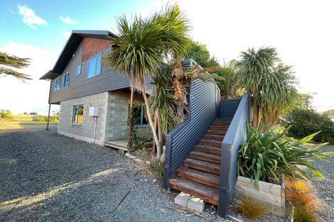 Photo of property in 1921 Parewanui Road, Parewanui, Bulls, 4894