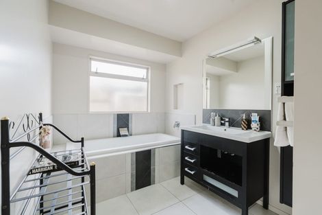 Photo of property in 28 Ranui Street, Dinsdale, Hamilton, 3204