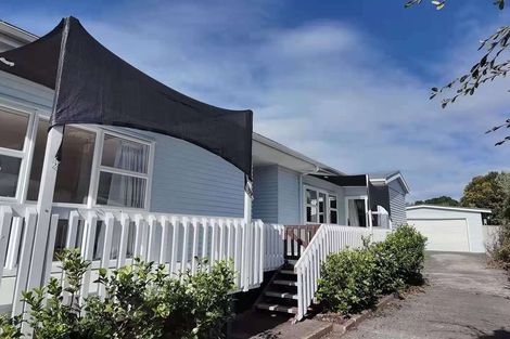 Photo of property in 4 Springbank Lane, Te Atatu Peninsula, Auckland, 0610