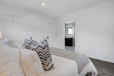 Photo of property in 8b South Lynn Road, Titirangi, Auckland, 0604