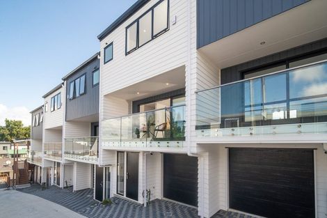 Photo of property in 2/18 Sylvan Crescent, Te Atatu South, Auckland, 0610