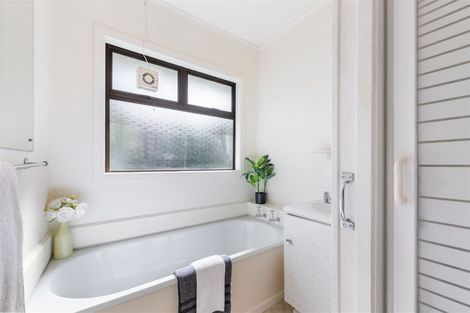 Photo of property in 8 Boler Place, New Lynn, Auckland, 0600