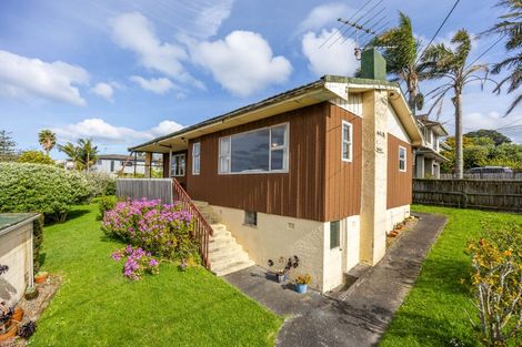 Photo of property in 1 Braemar Road, Rothesay Bay, Auckland, 0630