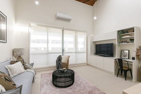 Photo of property in Metro Apartments, 220u4 Thorndon Quay, Pipitea, Wellington, 6011