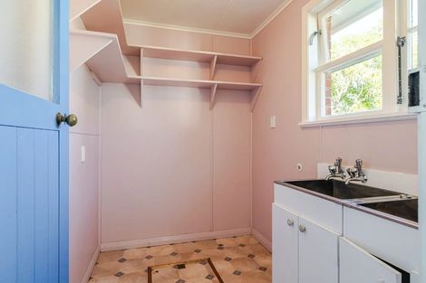 Photo of property in 27 Crewe Crescent, Hokowhitu, Palmerston North, 4410