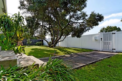 Photo of property in 7 Hinekohu Street, New Lynn, Auckland, 0600