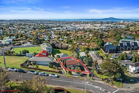 Photo of property in 1/3 Hall Road, Glenfield, Auckland, 0629