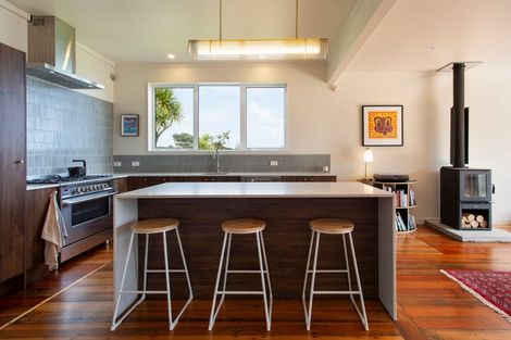 Photo of property in 41 Te Ahuahu Road, Piha, New Lynn, 0772