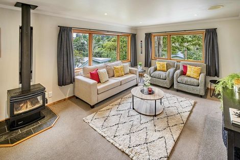 Photo of property in 24 Elmslie Road, Pinehaven, Upper Hutt, 5019
