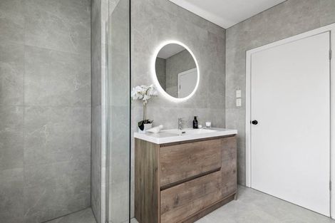 Photo of property in 5 Lyons Avenue, Murrays Bay, Auckland, 0630