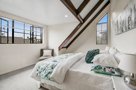Photo of property in 9 St Lucia Place, Unsworth Heights, Auckland, 0632