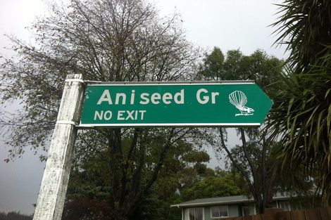 Photo of property in 27 Aniseed Grove, Timberlea, Upper Hutt, 5018