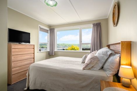 Photo of property in 11 Pauline Way, Paparangi, Wellington, 6037