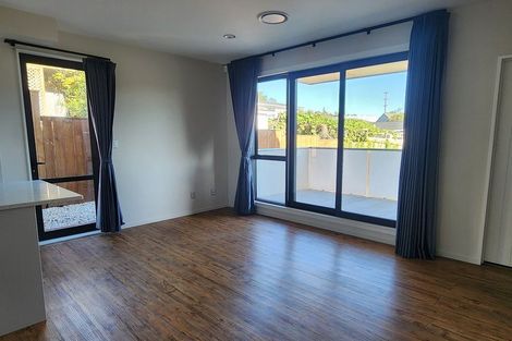 Photo of property in 22f Totaravale Drive, Totara Vale, Auckland, 0629